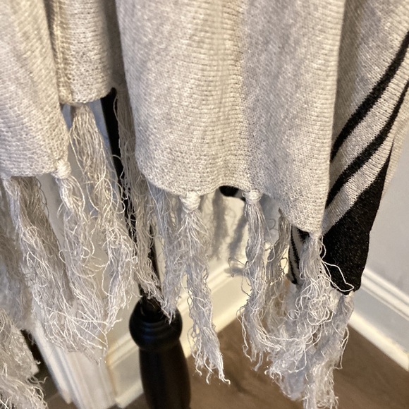 Stem and Vine grey and black pullover v neck light weight with tassel - Picture 3 of 5